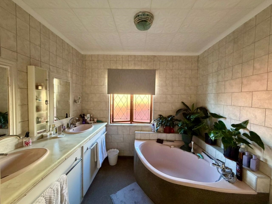 6 Bedroom Property for Sale in Heiderand Western Cape